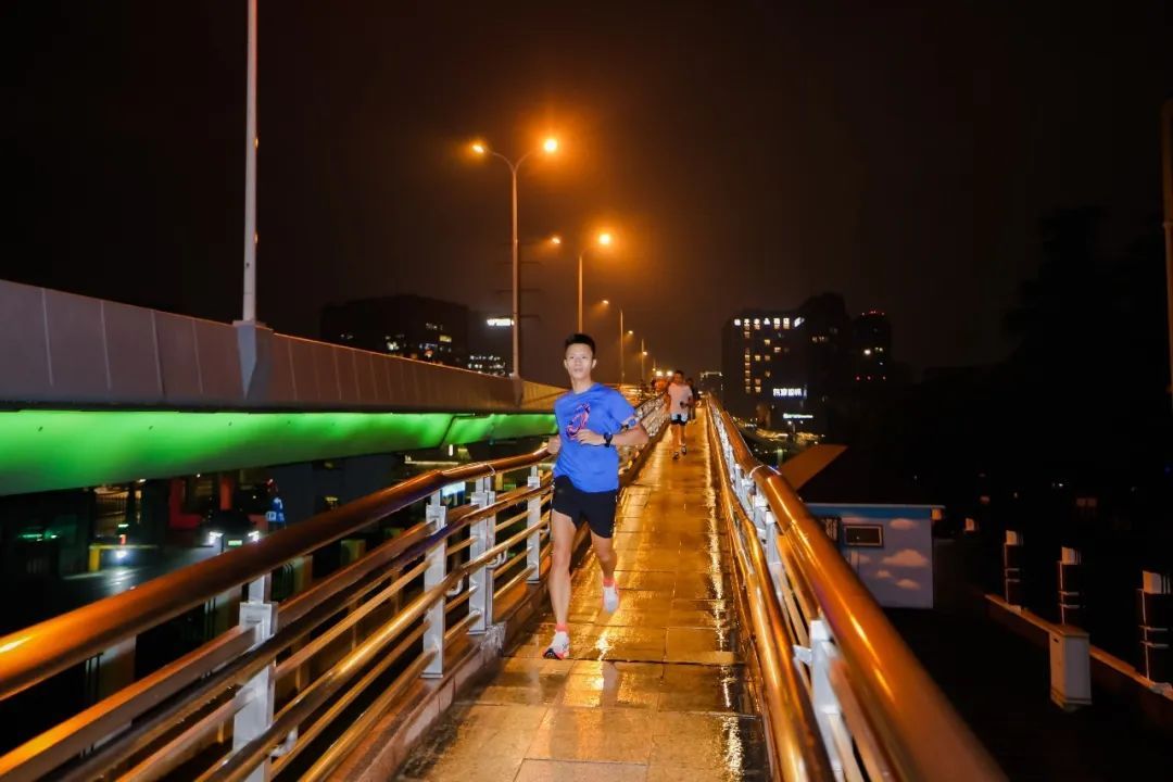 米乐M6网页版：寻找运动搭子！长宁这家俱乐部开启冬日夜跑计划→(图3)