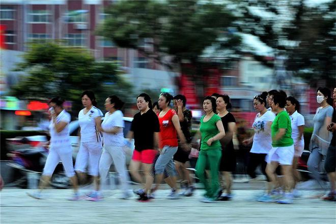 700万中老年攻陷马路！暴走团占道扰民？锻炼背后还有内情？(图2)