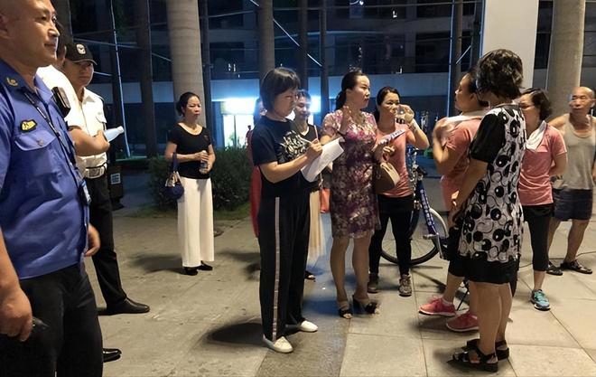700万中老年攻陷马路！暴走团占道扰民？锻炼背后还有内情？(图9)