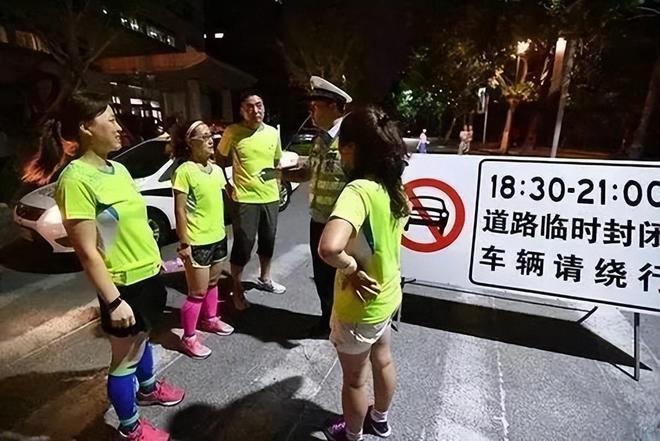 700万中老年攻陷马路！暴走团占道扰民？锻炼背后还有内情？(图12)