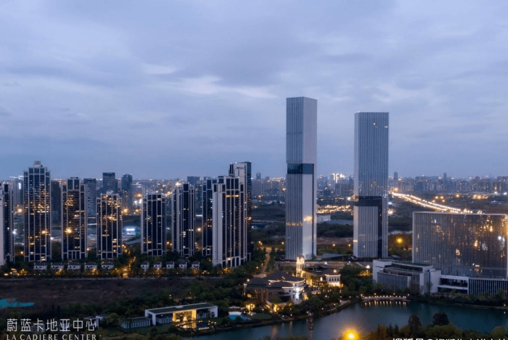 成都【蔚蓝卡地亚花园城CEO公馆】营销中心盛大开放!7月全新一房一价表新鲜出炉热销户型抢先看更有限时优惠!速拨售楼处电话了解(图1)