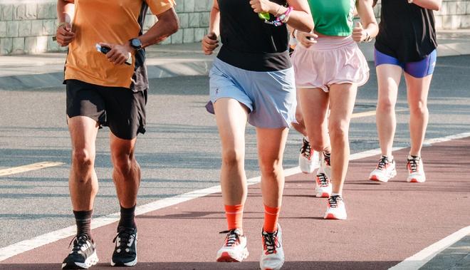 米乐M6：快速增长的昂跑会被“嘎吱作响”的千元跑鞋拖累吗？(图2)