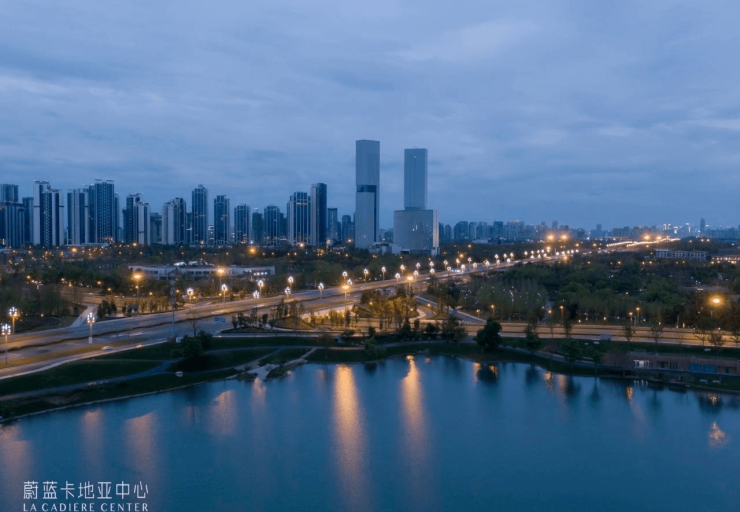 成都【蔚蓝卡地亚花园城CEO公馆】售楼处电话(最新认证)-项目介绍_销售动态_3月最新售价、最低总价_售楼处首页_查询优惠政策(图2)